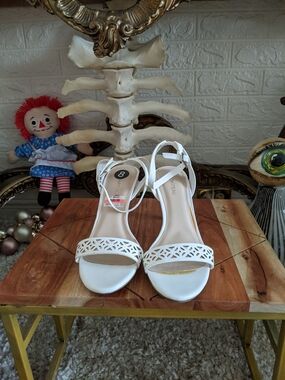 Le Chateau Elegant White Women's Strappy Sandals - Classic Open Toe
